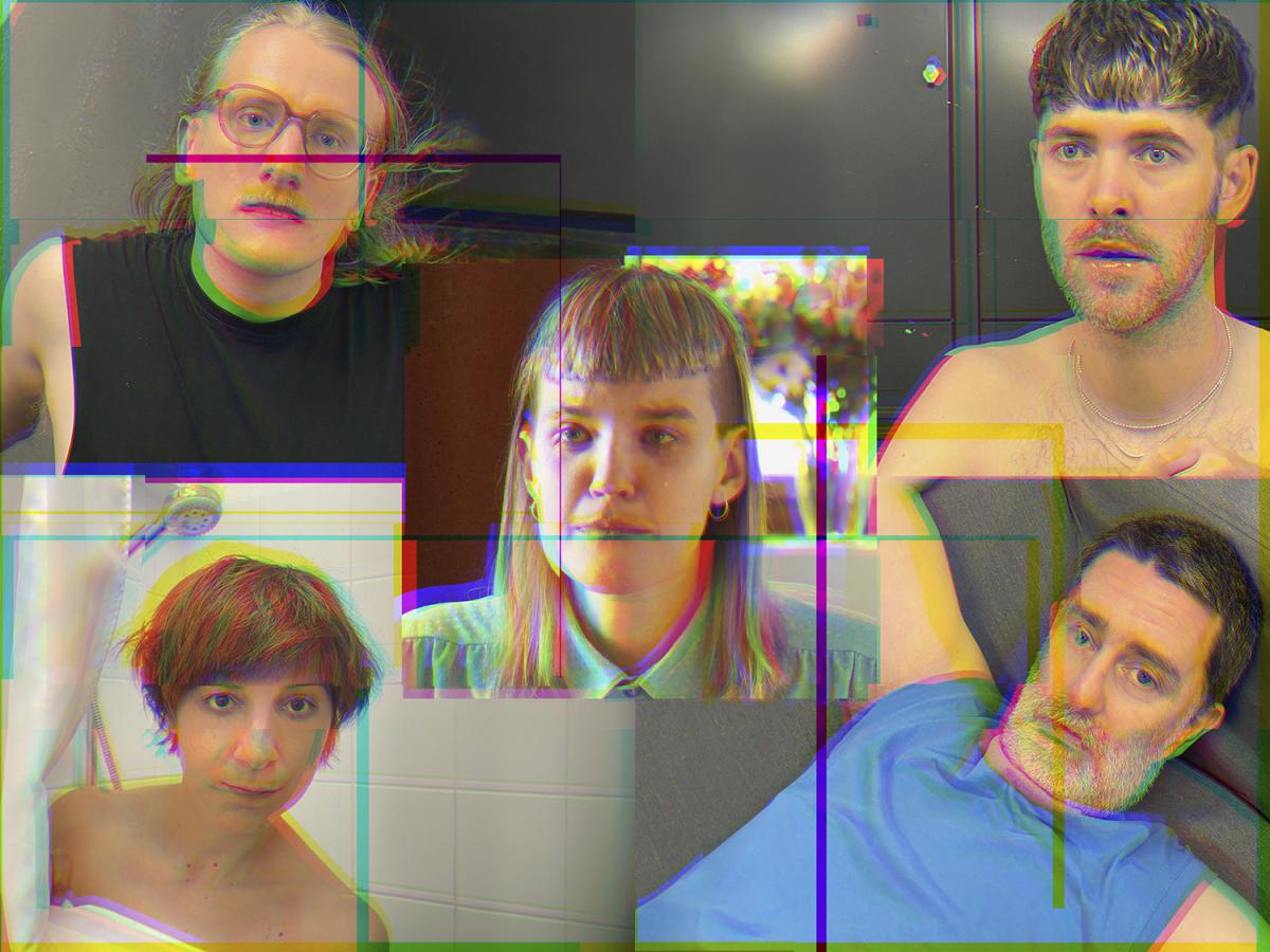 Eine Collage aus fünf Personen mit einem Glitch-Effekt, der eine geschichtete und abstrakte Optik erzeugt. Die Personen sind in unterschiedlichen Posen dargestellt, mit verschiedenen Gesichtsausdrücken, einige schauen direkt in die Kamera, andere blicken weg. Der Glitch-Effekt zeigt mehrfarbige Linien und Verzerrungen im Bild.