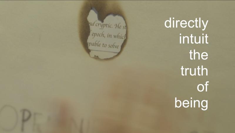 Gedämpftes, warmes Bild mit Textoverlay rechts: „directly intuit the truth of being“. Links oben ist ein kleines, verbranntes Loch im Papier zu sehen, durch das gedruckter Text auf einer darunterliegenden Seite sichtbar wird. Der Rest des Bildes bleibt weich und nebelig, wodurch der Eindruck von Erinnerung oder Spurensuche entsteht.