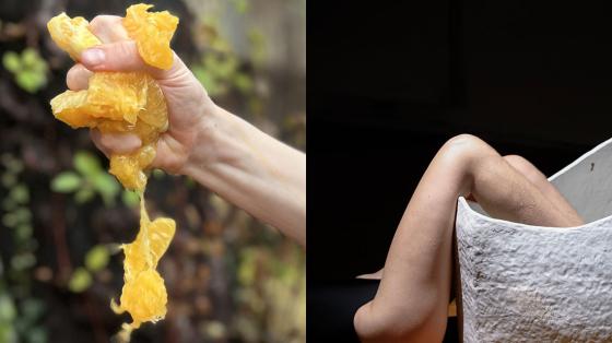 Zwei Bilder sind nebeneinander angeordnet. Links presst eine Hand eine geschälte Orange zusammen; Saft und Fruchtfleisch tropfen nach unten, der Hintergrund ist unscharf und zeigt Naturfarben. Rechts ragen zwei nackte, angewinkelte Beine aus einem hellen, rau strukturierten, wannen- oder sackförmigen Objekt; der Hintergrund ist dunkel, wodurch die Konturen und die Materialoberfläche stark hervortreten.