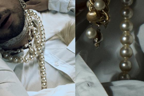 Close-up of a torso in a white shirt, adorned with several pearl necklaces and lace around the neck. On the right, a detail view of the necklaces.